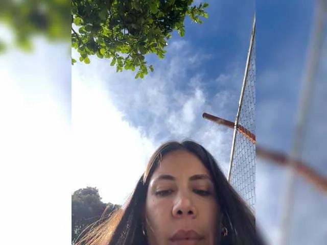 APRILHILL — I love sociable people with a good sense of humor.