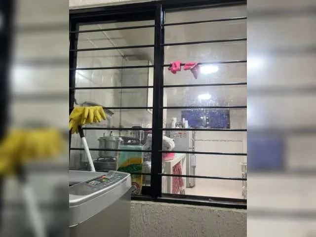 HollyTegan — I like people who are respectful and fun, but also naughty and lustful with whom I can try many new things. I have no limits when it comes to making love!