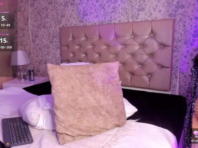 BongaCams LunaDuquee is Freechat LunaDuquee — I am lit by intense looks, conversations with mischief and chemistry that feels without saying a word. I enjoy the game of seduction, complicity and that mixture of mystery with confidence that makes everything more intense.