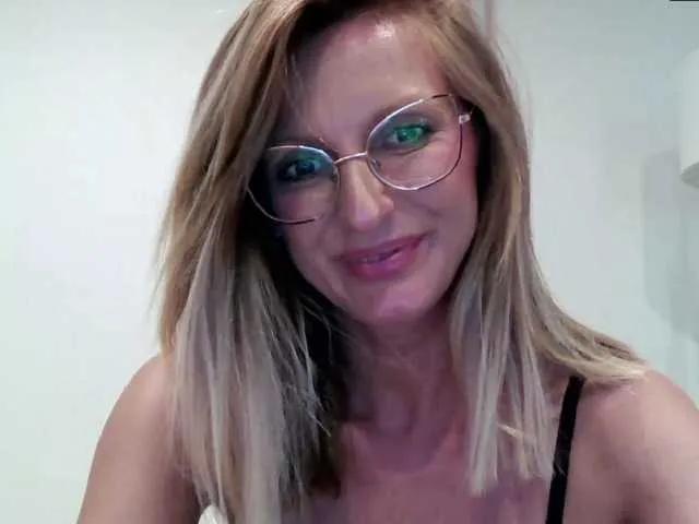 Freechat RachellaFox on BongaCams