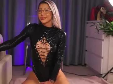 Freechat nyrobinova on Chaturbate