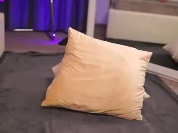 Freechat nyrobinova on Chaturbate