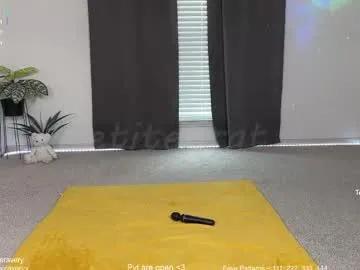 Freechat petitebrat on Chaturbate