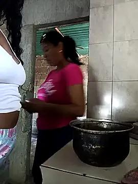 StripChat Fernanda30 is Freechat Fernanda30 — Tetas de mami grande y jugosas leche de