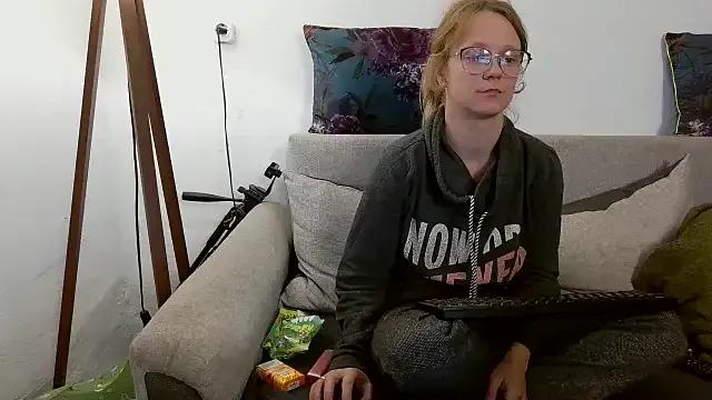 Freechat little-leni on StripChat