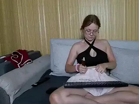 Freechat little-leni on StripChat