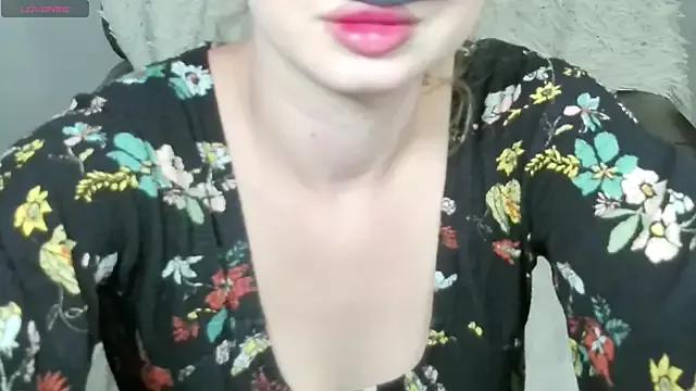 Mikki5P on StripChat 